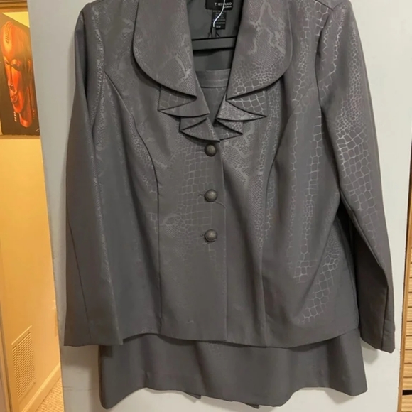 Women's Clothing - Picture 12 of 16